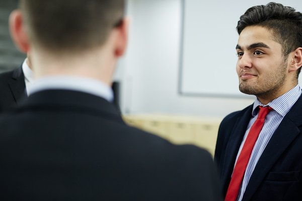 Travailler en Suisse : Opportunités, démarches administratives et secteurs d'activité porteurs