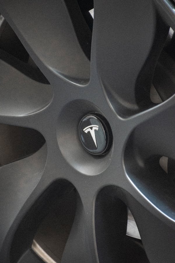 Sublimez votre Tesla Model Y avec un enjoliveur noir mat